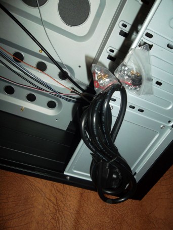 Chieftec iArena CQ-01B-500GPA 500W. Кабель питания и болтики.